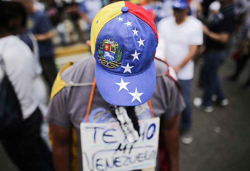 Un manifestante con una gorra con los colores de la bandera venezolana sostiene un letrero con "Te amo, mi Venezuela", durante una protesta contra el gobierno del presidente Maduro