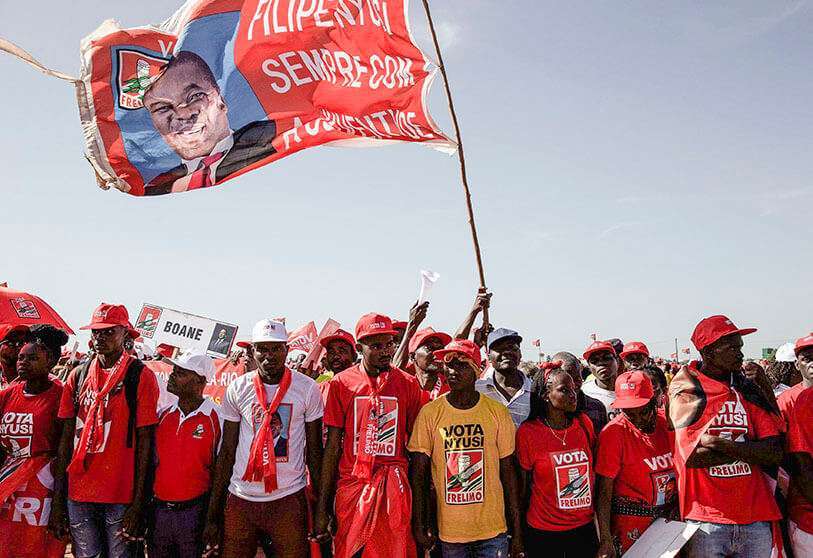 Los partidarios del partido gobernante mozambiqueño FRELIMO (Frente de Liberación de Mozambique) asisten al último mitin de campaña de su partido antes de las elecciones generales del país, el 12 de octubre de 2019 en Matola