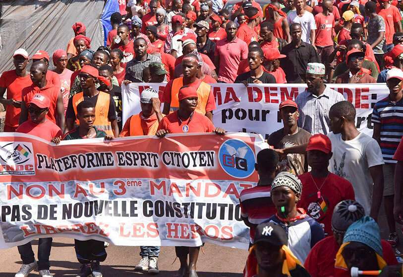 “No a un tercer mandato, no a una nueva constitución, liberen a los héroes”, dicen las pancartas de esta manifestación contra Condé en Conakry