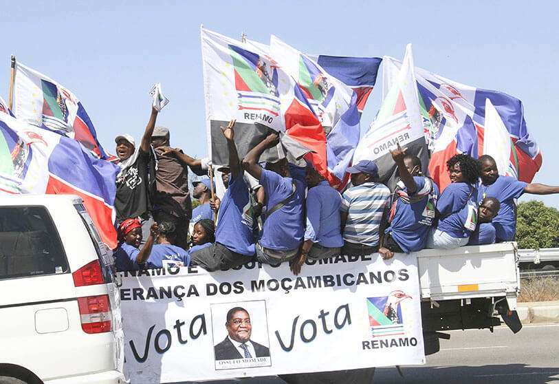 En esta foto tomada el martes 10 de septiembre de 2019 los partidarios de la oposición RENAMO asisten a un mitin electoral en Maputo