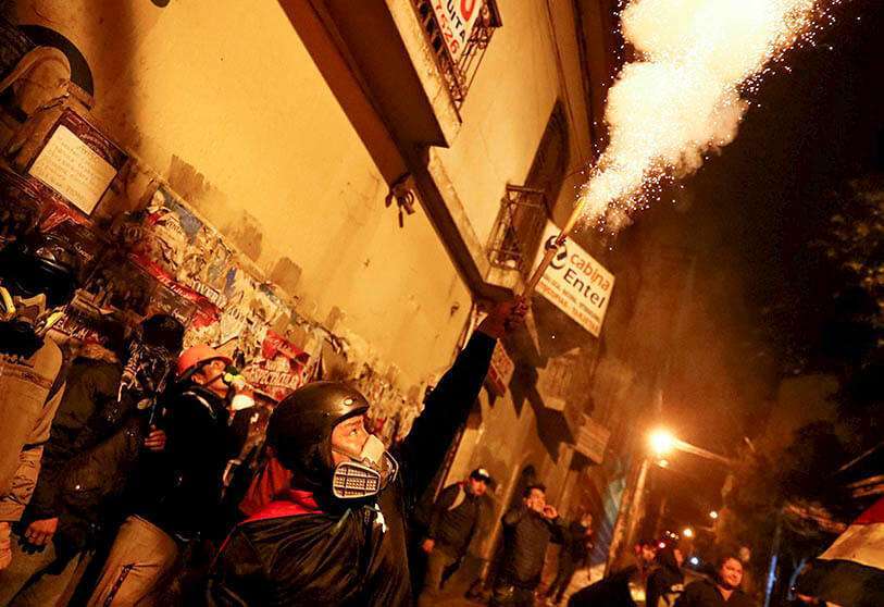 Un manifestante contra el presidente boliviano Evo Morales dispara una bengala durante los enfrentamientos con partidarios del Gobierno en La Paz, Bolivia, el 7 de noviembre de 2019