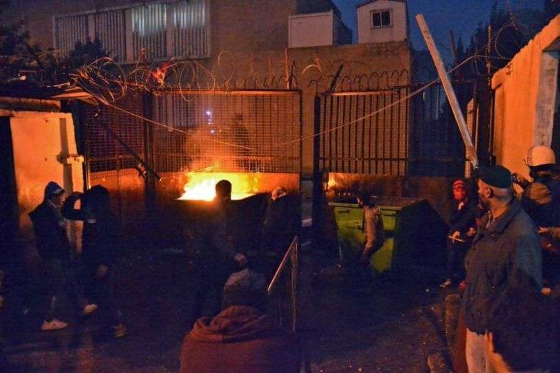 AFP / Fathi AL-MASRI - Des manifestants ont tenté de franchir les portes du sérail de Tripoli mercredi soir.