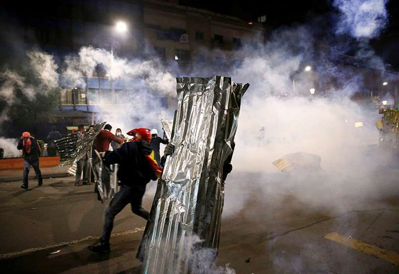 Manifestantes llevan barricadas improvisadas durante los enfrentamientos entre partidarios y opositores del presidente boliviano Evo Morales en La Paz, Bolivia, el 5 de noviembre de 2019