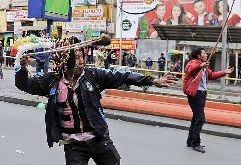 Los partidarios del Movimiento Al Socialismo (MAS) se enfrentan contra los trabajadores de la Universidad Mayor de San Andrés (UMSA) después de una manifestación en apoyo al presidente de Bolivia, Evo Morales, en La Paz, el 5 de noviembre de 2019