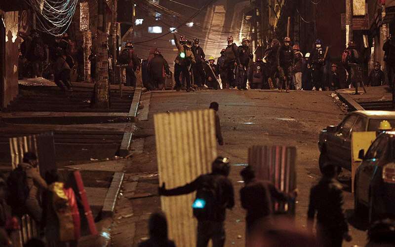 Mineros, partidarios del presidente Evo Morales, se enfrentan con estudiantes universitarios utilizando escudos improvisados, durante una protesta contra la reelección del presidente Morales, en La Paz, Bolivia, el miércoles 6 de noviembre de 2019