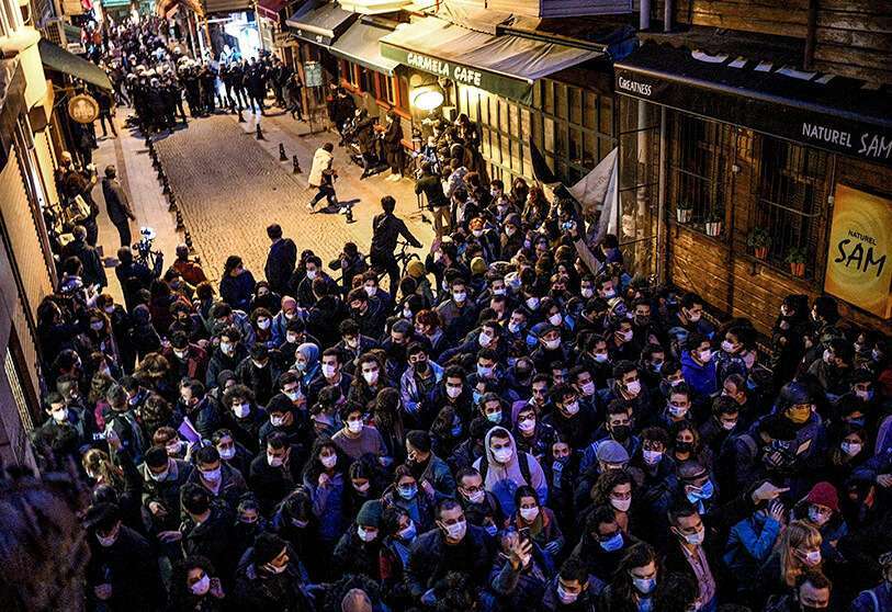 Protesta en una calle de Estambul el 2 de febrero de 2021 después de que estallaran enfrentamientos durante una manifestación contra el nombramiento por parte del presidente turco de un leal al partido para dirigir la exclusiva Universidad del Bósforo de Estambul a principios de año