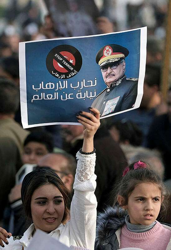 Una mujer lleva una foto de Jalifa Haftar durante una manifestación contra la interferencia turca, en Bengasi