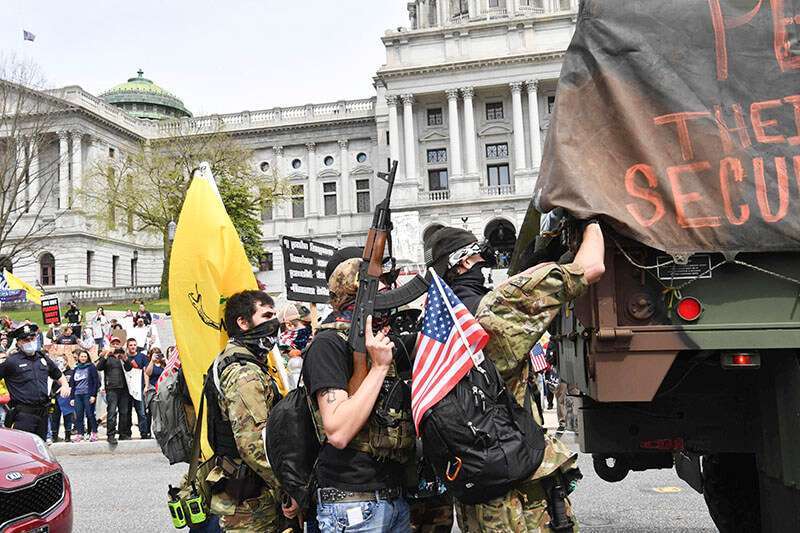 PHOTO/AFP - La gente participa en una manifestación de “reapertura” de Pensilvania el 20 de abril de 2020 en Harrisburg, Pensilvania