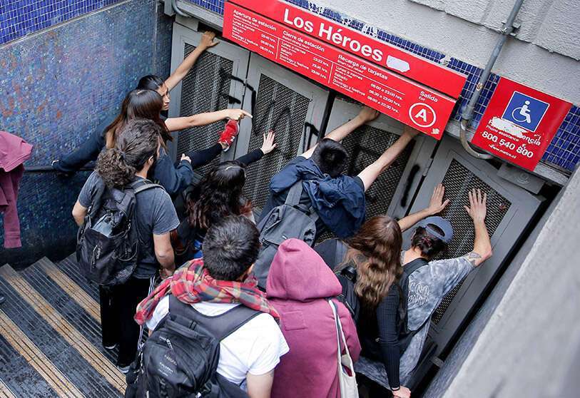 Estudiantes se manifiestan a la entrada de la estación de metro de Los Héroes, el 18 de octubre de 2019