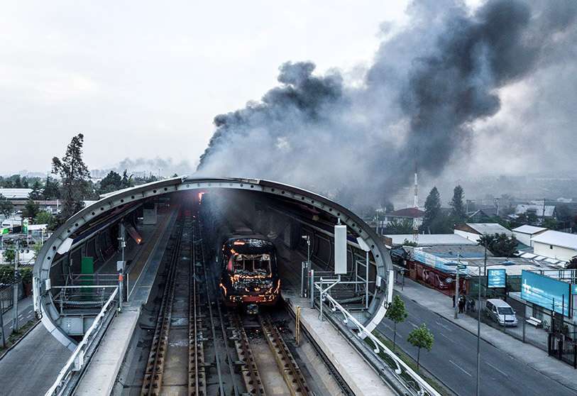 Vista aérea de una estación de metro quemada tras las protestas en Santiago el 19 de octubre de 2019