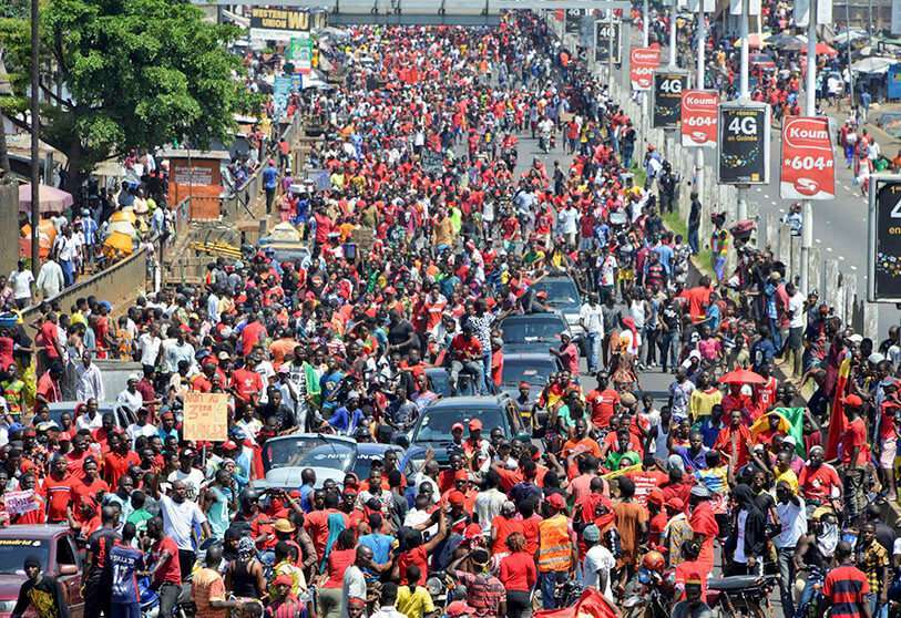 La gente participa en una protesta contra el tercer mandato del presidente guineano en Conakry