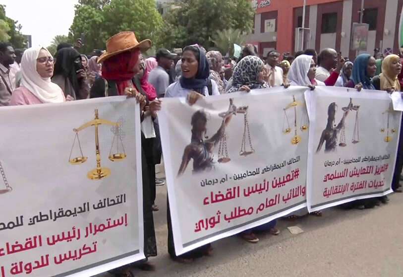 Los sudaneses se manifestaron para exigir el despido del jefe del Poder Judicial y del fiscal general por sus presuntos vínculos con el régimen de Omar al-Bashir