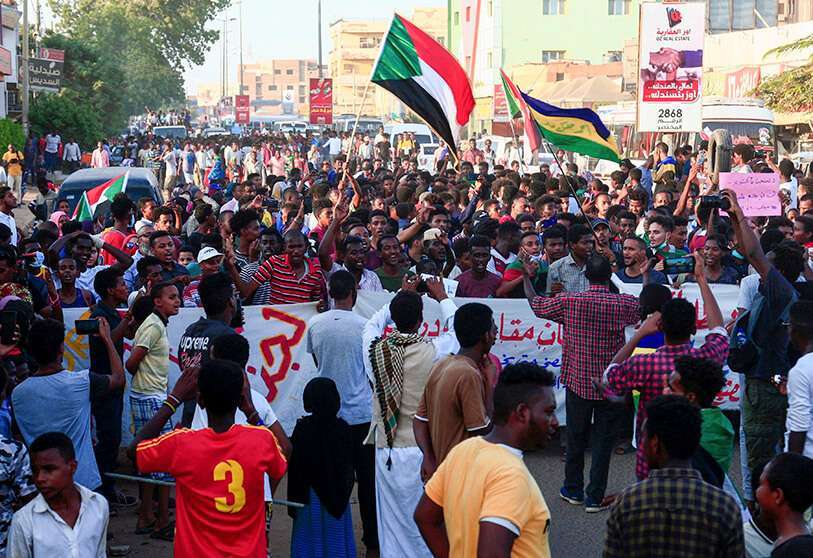 Manifestantes sudaneses marchan durante una protesta en Bahri, el distrito norte de la capital, Jartum, el 21 de octubre de 2019