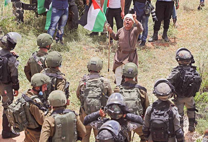 Un manifestante palestino se enfrenta a las fuerzas israelíes durante una manifestación contra los asentamientos israelíes, el 15 de mayo de 2020