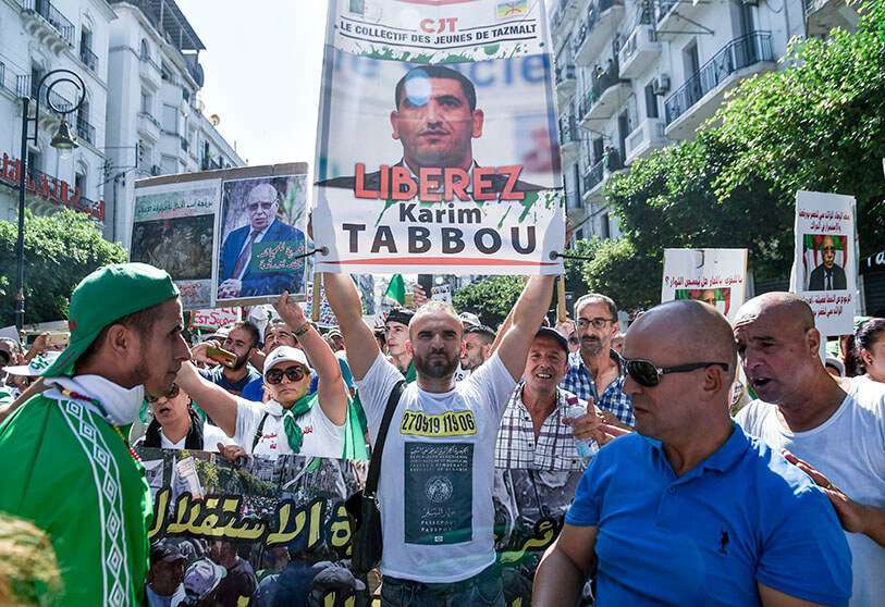En esta foto de archivo tomada el 27 de septiembre de 2019, un manifestante argelino marcha con un cartel que pide la liberación del político Karim Tabbou durante una manifestación contra la clase dirigente en la capital Argel