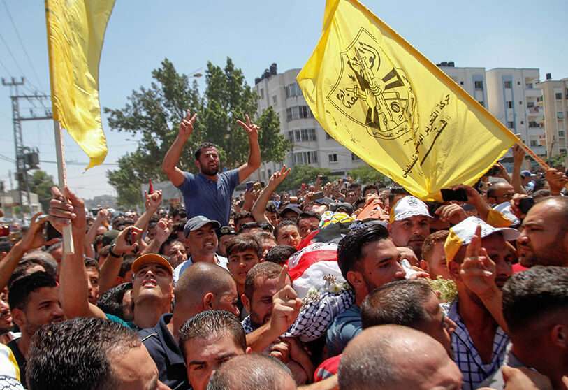 Manifestantes llevan el cuerpo del activista palestino Tamer al-Sultan, de 38 años, durante su funeral. Al-Sultan, un destacado activista político y crítico del movimiento islamista palestino Hamas, huyó de la empobrecida Franja de Gaza en busca de una vida mejor, y murió durante su viaje a Bosnia-Herzegovina