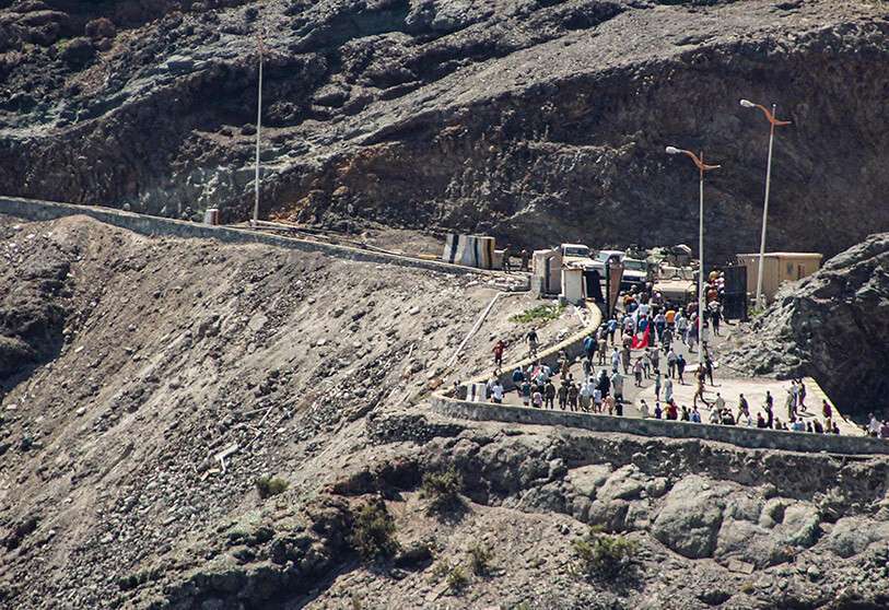 Manifestantes frente a la sede del Palacio de Al-Maashiq, en el distrito de Crater, en la ciudad portuaria de Adén, al sur del país, el 16 de marzo de 2021