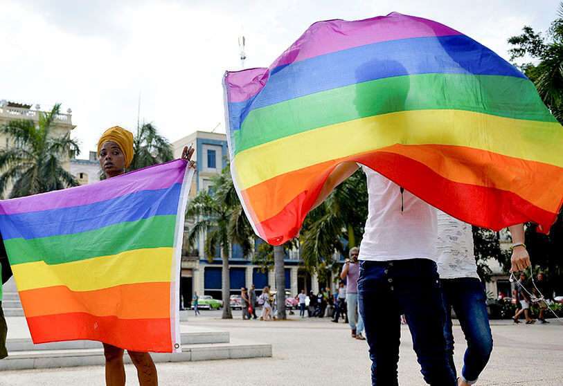 Manifestantes cubanos LGTBI marchan en la avenida del Prado en La Habana, el 11 de mayo de 2019