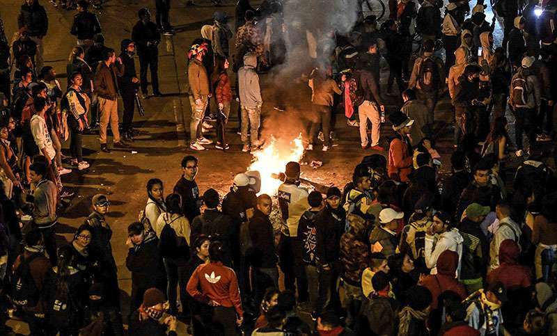 Los manifestantes hicieron piquetes en la casa del presidente colombiano Iván Duque el viernes, desafiando el toque de queda y las promesas del líder de una "conversación nacional" sobre políticas sociales