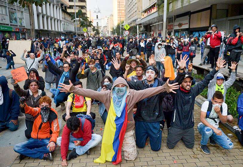 La gente participa en una protesta un día después de una huelga nacional de estudiantes, sindicatos e indígenas contra el Gobierno del presidente de Colombia, Iván Duque, en Bogotá, el 22 de noviembre de 2019