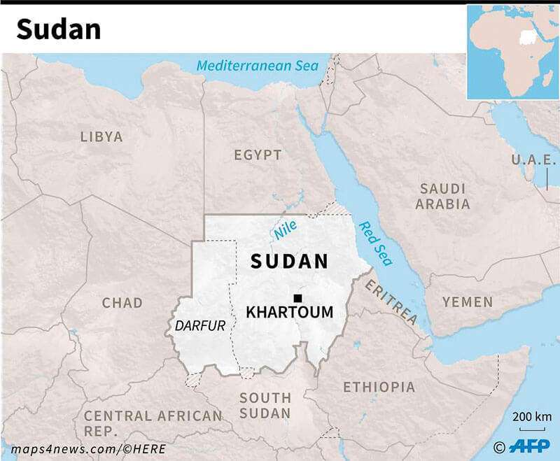 AFP/ASHRAF SHAZLY  -   Manifestantes sudaneses gritan consignas frente al Consejo de Ministros en la capital, Jartum, el 17 de agosto de 2020