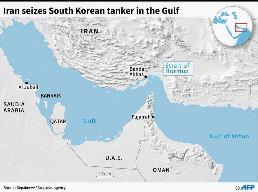 -Una imagen obtenida por AFP de la agencia de noticias iraní Tasnim el 4 de enero de 2021, muestra al petrolero de bandera surcoreana siendo escoltado por la marina de la Guardia Revolucionaria de Irán después de ser incautado en el Golfo