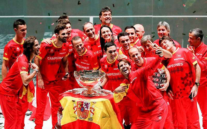 El español Rafael Nadal se hace un ‘selfie’ con sus compañeros de equipo tras ganar la final de la Copa Davis