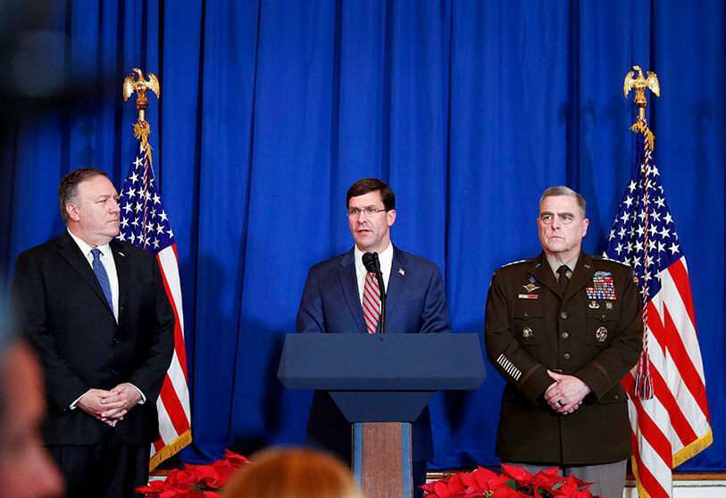 El secretario de Defensa de Estados Unidos, Mark Esper, habla sobre los ataques aéreos de las fuerzas armadas de Estados Unidos en Irak y Siria, el 29 de diciembre de 2019. Con él están el general del Ejército de los Estados Unidos Mark Milley y el secretario de Estado de Estados Unidos, Mike Pompeo