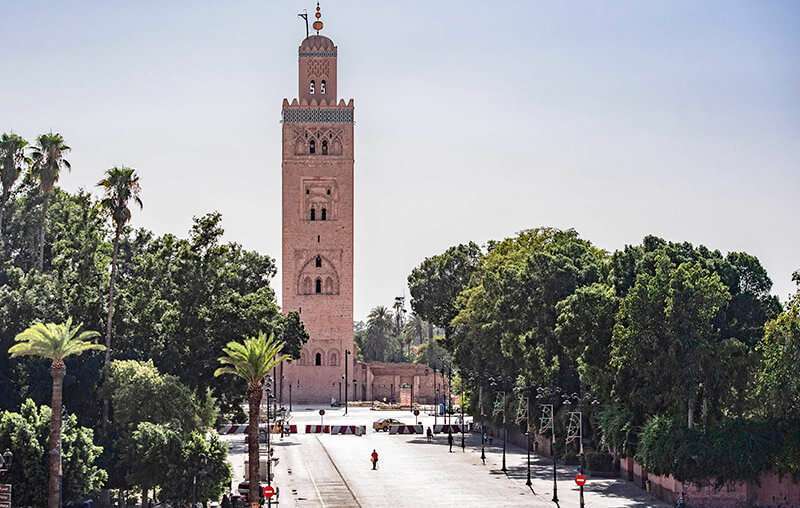 Torre del minarete de la mezquita Kutubiyya en la plaza Jemaa el-Fna de la ciudad marroquí de Marrakech, vacía de sus habituales multitudes por las restricciones de la pandemia