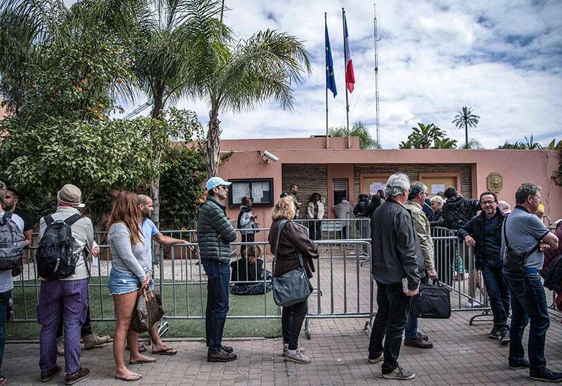 Ciudadanos hacen cola frente al Consulado francés en Marrakech el pasado el 17 de marzo de 2020 tras decretarse el cierre de fronteras a causa de la crisis del coronavirus