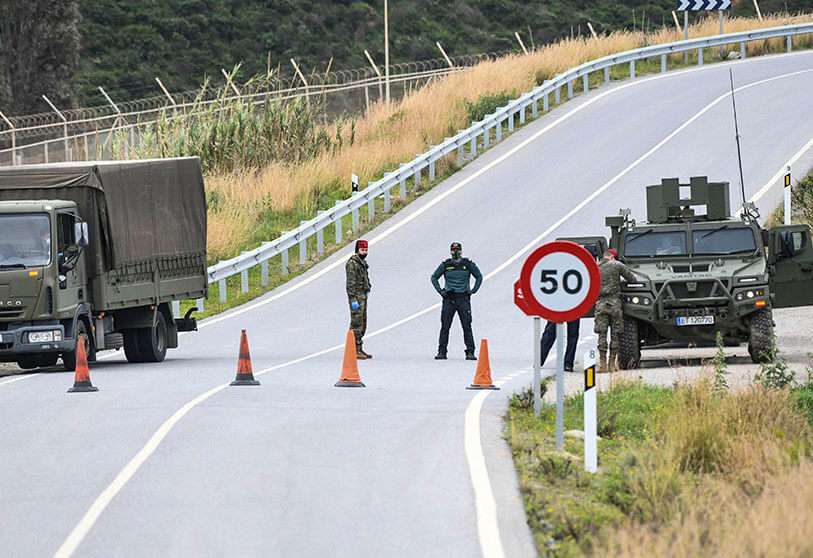 Soldados del Ejército español patrullan la frontera entre España y Marruecos a lo largo de la valla fronteriza de Ceuta