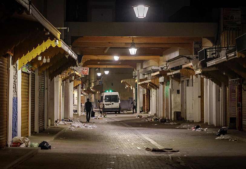 Un vehículo de las Fuerzas Auxiliares del Ministerio del Interior de Marruecos patrulla un barrio, haciendo cumplir el bloqueo reimpuesto debido a la pandemia de coronavirus COVID-19, en el casco antiguo de la capital, Rabat, el 24 de diciembre de 2020 AFP/FADEL SENNA