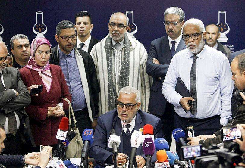 J. MORCHIDI (ANADOLU)-Aziz Ajanuch, a la derecha, habla en Rabat el 21 de marzo junto al primer ministro El Otmani. 