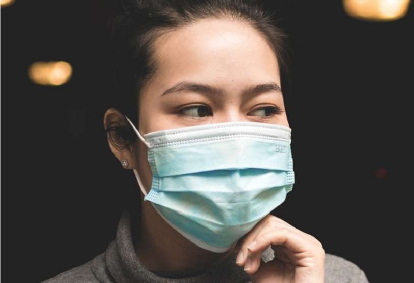 Una mujer usando una mascarilla