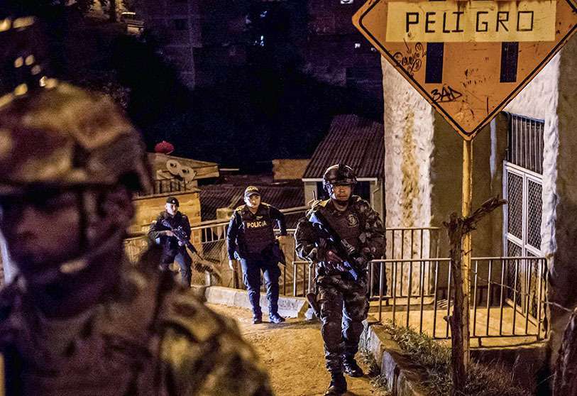Soldados y policías colombianos patrullan durante un “paro armado” de tres días en todo el país, convocado por las guerrillas del ELN en Medellín