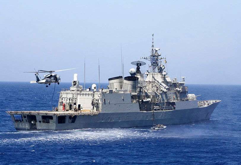 En esta foto proporcionada por el Ministerio de Defensa griego, un helicóptero y un buque de guerra participan en un ejercicio militar en el mar Mediterráneo oriental, el martes 25 de agosto de 2020