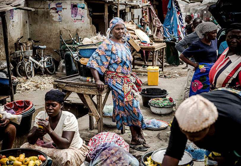 Una mujer en un mercado, que fue atacado el año pasado por los islamistas Boko Haram, en la ciudad nigeriana de Mubi, estado de Adamawa, el 15 de febrero de 2019