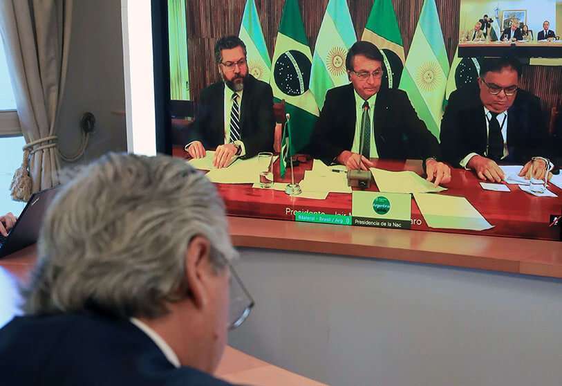 Foto de archivo difundida por la Presidencia argentina que muestra al presidente argentino Alberto Fernández con su homólogo brasileño Jair Bolsonaro (C) AFP PHOTO / PRESIDENCIA ARGENTINA