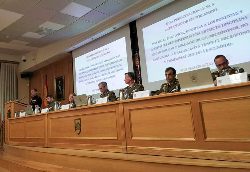 Vista general de la mesa redonda durante el acto de presentación del informe