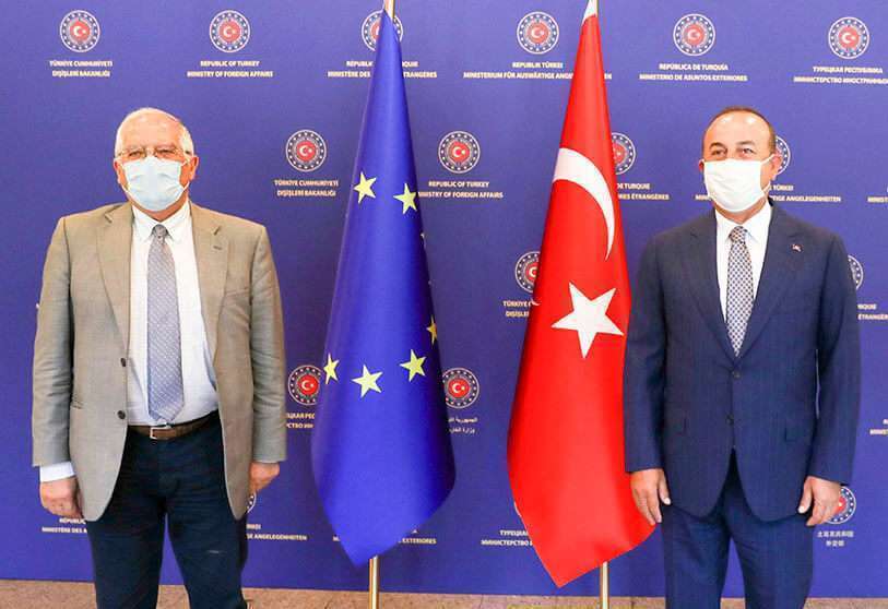 El ministro de Asuntos Exteriores de Turquía, Mevlut Cavusoglu, y el alto representante de la Unión Europea para Asuntos Exteriores y Política de Seguridad, Josep Borrell Fontelles, llevan máscaras faciales de protección mientras posan antes de su reunión en Ankara, Turquía, el 6 de julio de 2020