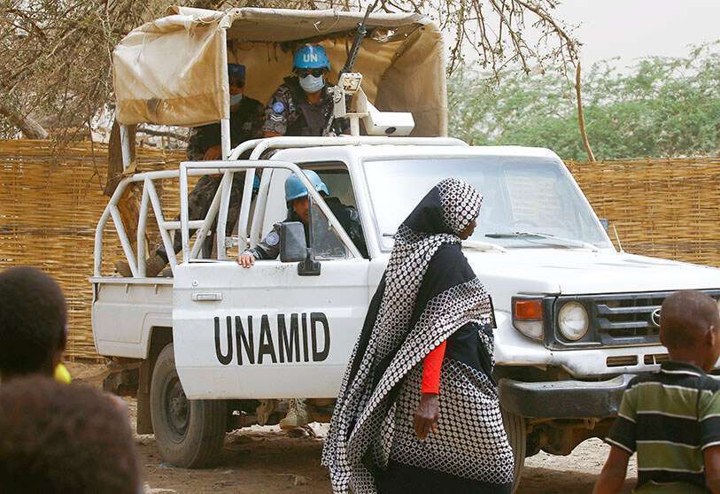 Miembros de la misión de la Unión Africana en Darfur (UNAMID) en el campamento de Zamzam para desplazados internos en Darfur del Norte