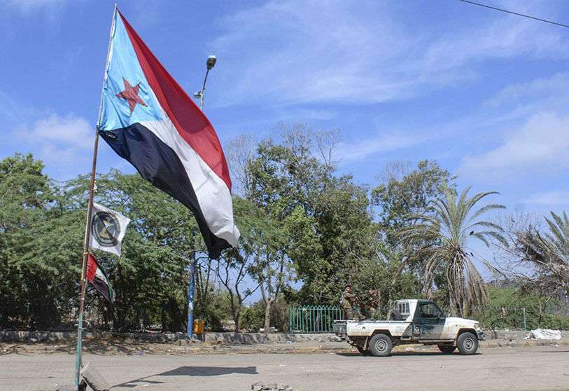 Trabajadores del Consejo de Transición del Sur del Yemen se preparan para drenar las aguas residuales del campamento inundado por las lluvias para los yemeníes desplazados por el conflicto de Taez, Ibb y Hodeidah.