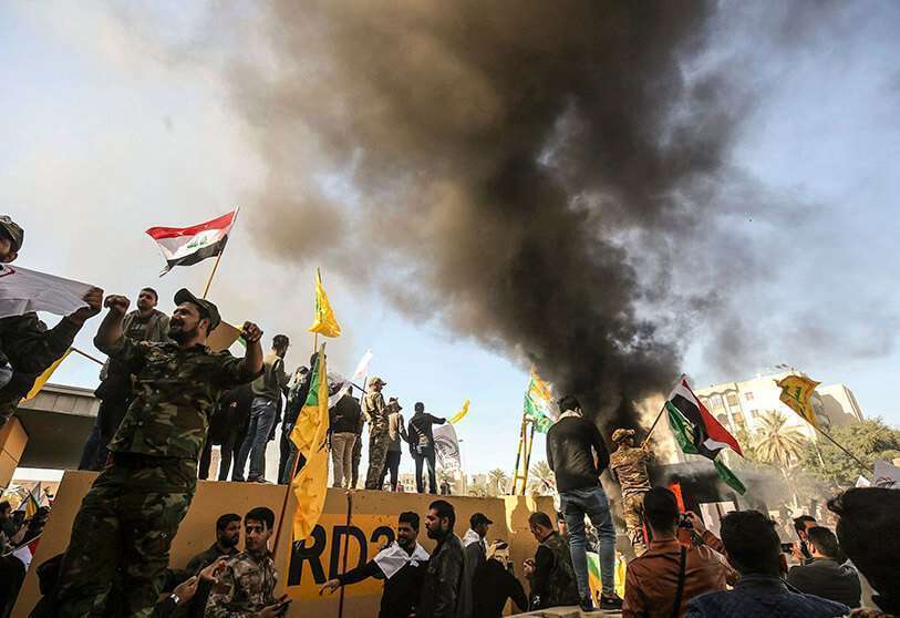AFP/AHMAD AL-RUBAYE : des membres du groupe pro-iranien Hashed al-Shaabi et des manifestants ont mis le feu à une guérite devant le bâtiment de l'ambassade américaine.