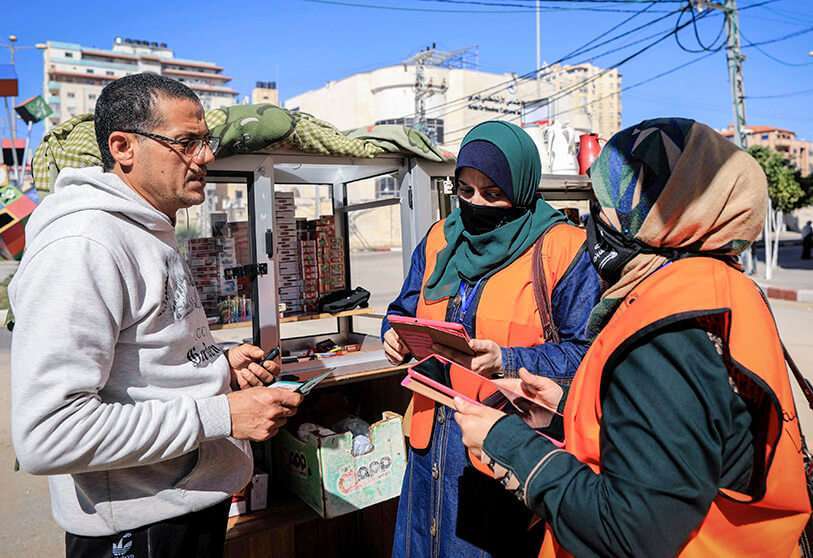 Miembros palestinos de la Comisión Electoral Central registran a los votantes para las próximas elecciones, el 10 de febrero de 2021 en la ciudad de Gaza AFP/MOHAMMED ABED