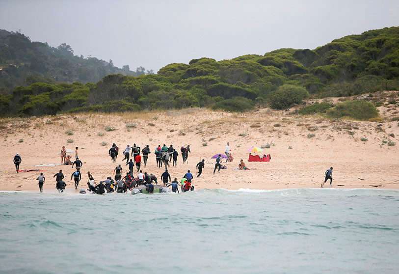 Migrantes desembarcan de un bote en la playa del Canuelo después de haber cruzado el estrecho de Gibraltar navegando desde la costa de Marruecos, en Tarifa, al sur de España, el 27 de julio de 2018
