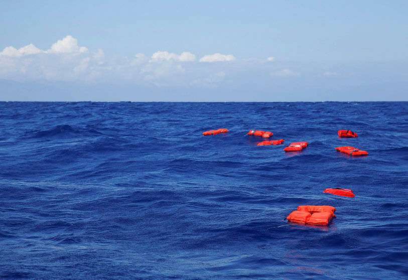 Chalecos salvavidas flotan en el agua durante un ejercicio de entrenamiento de la ONG alemana Sea-Eye barco de rescate de migrantes 'Alan Kurdi' mientras se dirige a la zona de búsqueda y rescate frente a la costa de África del Norte, en el Mar Mediterráneo occidental, 29 de agosto de 2019