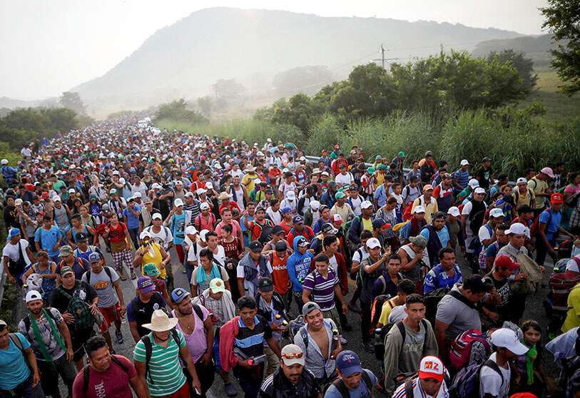 Una caravana de miles de migrantes de América Central, en ruta hacia los Estados Unidos, se dirige a San Pedro Tapanatepec desde Arriaga, México, el 27 de octubre de 2018
