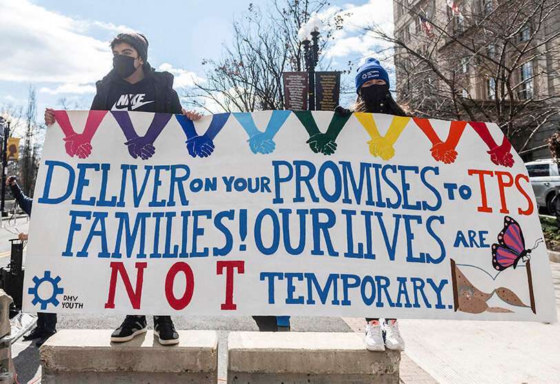 Activistas y ciudadanos con estatus de protección temporal (TPS) marchan a lo largo de la calle 16 hacia la Casa Blanca en un llamamiento para que el Congreso y la Administración Biden aprueben una legislación de reforma migratoria el 23 de febrero de 2021 en Washington