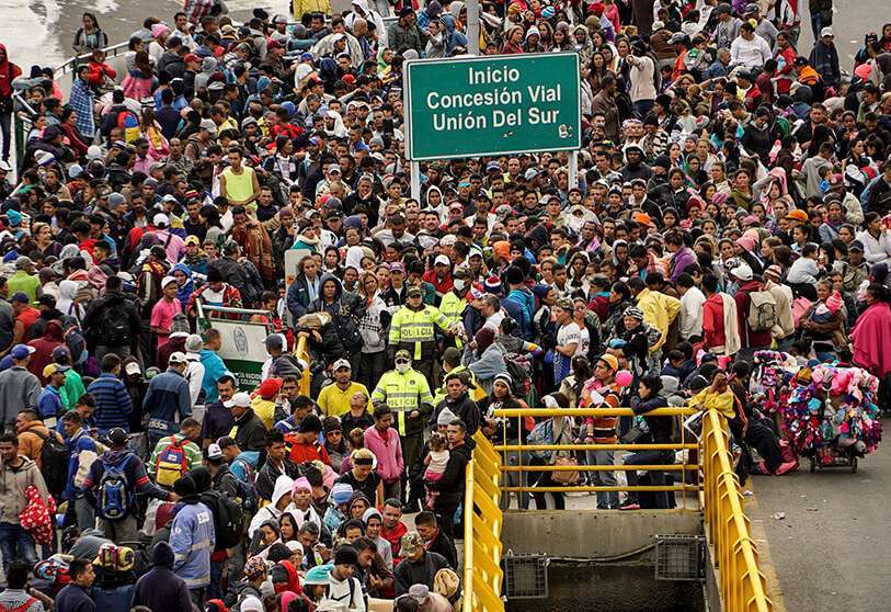 Venezolanos se reúnen para cruzar a Ecuador desde Colombia, la mayoría de ellos tratando de llegar a Perú como uno de los destinos más acogedores para los migrantes en América del Sur, en Tulcán, Ecuador, 15 de junio de 2019