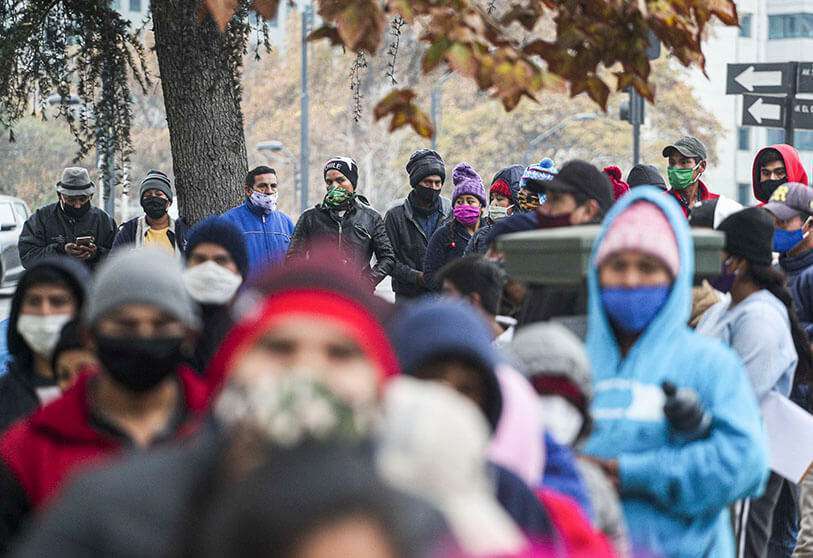 Migrantes bolivianos en un campamento fuera del consulado boliviano para exigir la repatriación, en medio de la propagación del nuevo coronavirus y la falta de trabajo en Santiago de Chile, el martes 2 de junio de 2020